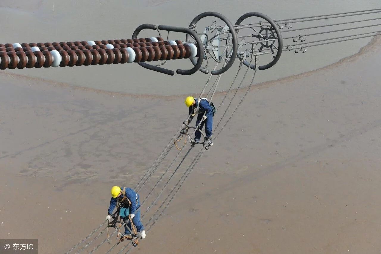 中國(guó)特高壓電網(wǎng)工人100多米高空作業(yè)令人驚心動(dòng)魄【圖說(shuō)】