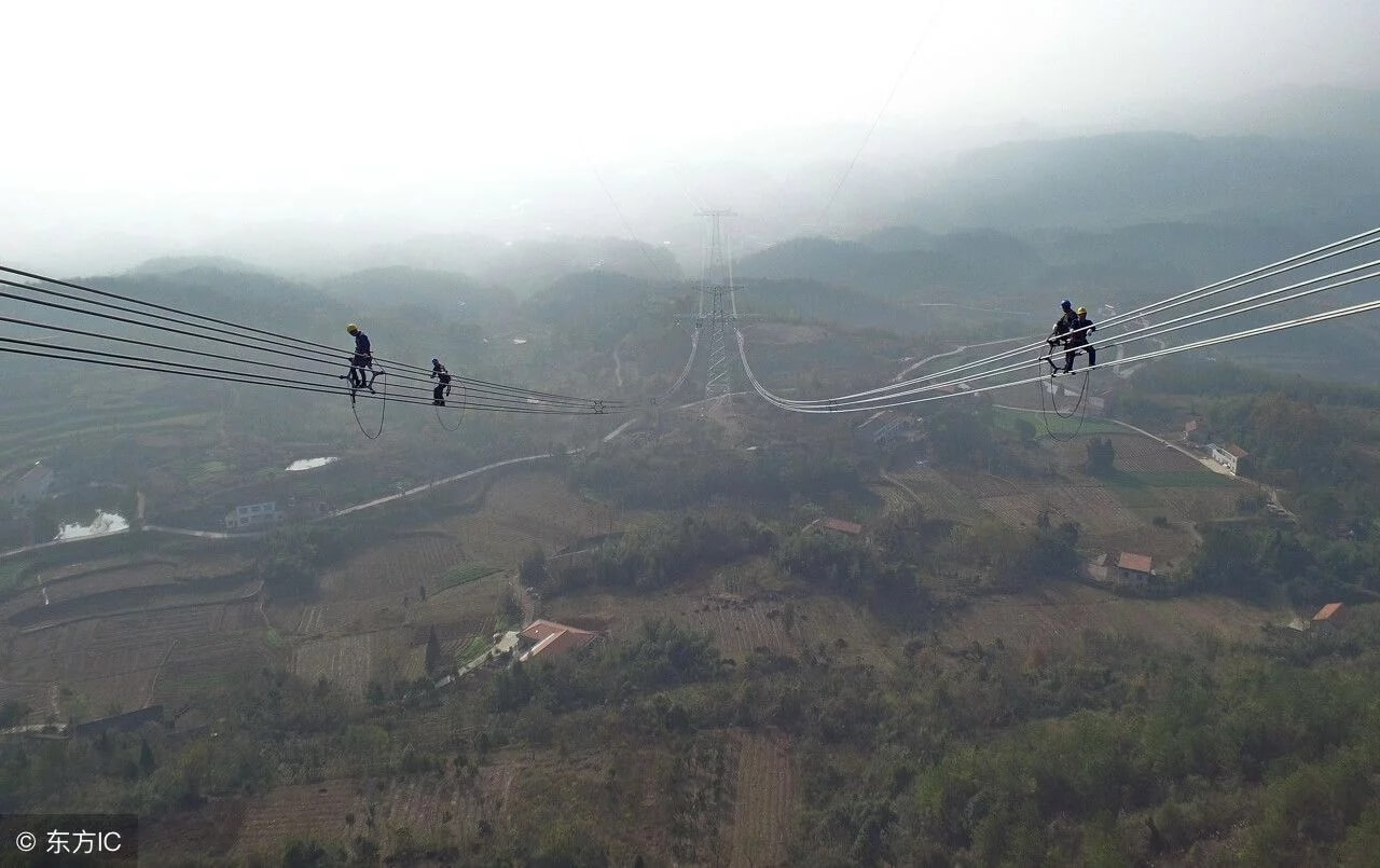 中國(guó)特高壓電網(wǎng)工人100多米高空作業(yè)令人驚心動(dòng)魄【圖說(shuō)】