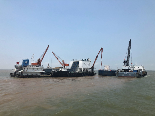 與臺(tái)風(fēng)“插肩而過(guò)”！臨港風(fēng)電一期工程首個(gè)風(fēng)機(jī)基礎(chǔ)平臺(tái)搶澆完成