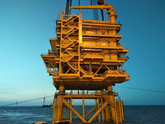 亞洲離岸距離最遠(yuǎn)的海上升壓站吊裝成功