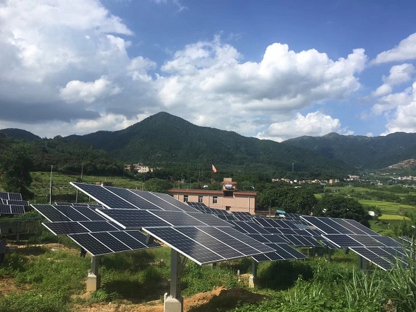 逆勢上市漲停 這兩家光伏企業(yè)有何秘訣？