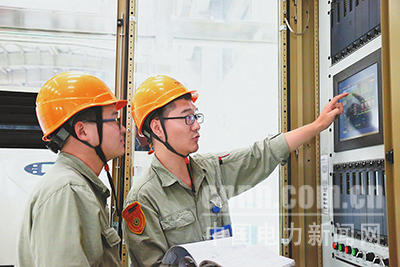 近日，國(guó)電哈密煤電開(kāi)發(fā)有限公司在2號(hào)機(jī)組檢修期間，開(kāi)展了“C修微課堂”崗位練兵活動(dòng)，助力青工成長(zhǎng)成才，掀起了“學(xué)技術(shù)、提素質(zhì)”的熱潮。圖為該公司電氣二次班勵(lì)磁專工在講解勵(lì)磁小電流試驗(yàn)原理。