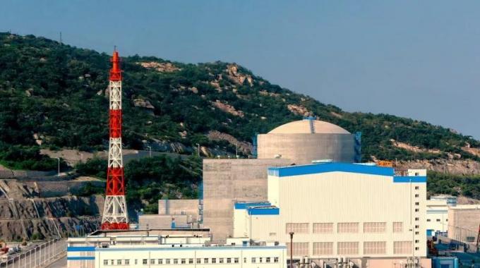 2018年9月2日11時59分，在換料機控制室操作員的遠(yuǎn)程控制下，田灣核電4號機組第163組燃料組件緩緩裝入堆芯，標(biāo)志著4號機組首次裝料作業(yè)完成，為按計劃開展4號機組后續(xù)調(diào)試和投產(chǎn)任務(wù)奠定了基礎(chǔ)。