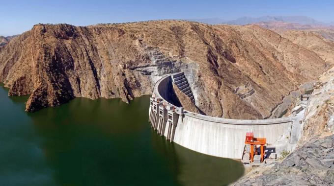  非洲最高的混凝土雙曲薄拱壩  埃塞俄比亞特克澤大壩  該電站共安裝4臺7.5萬千瓦機(jī)組，總裝機(jī)容量30萬千瓦，壩高188米，是非洲最高的混凝土雙  曲薄拱壩，被稱為埃塞俄比亞的“三峽工程”。創(chuàng)造了拱壩無一條裂縫的奇跡，埃塞俄比亞特  克澤水電站是首個(gè)獲得中國建筑領(lǐng)域最高獎(jiǎng)“魯班獎(jiǎng)”的海外水電項(xiàng)目。