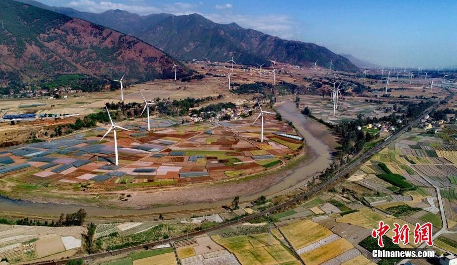 4月8日，四川德昌縣安寧河峽谷200余座風(fēng)電，與成昆鐵路、京昆高速公路、田園和大山相融，成為一道靚麗的風(fēng)景。