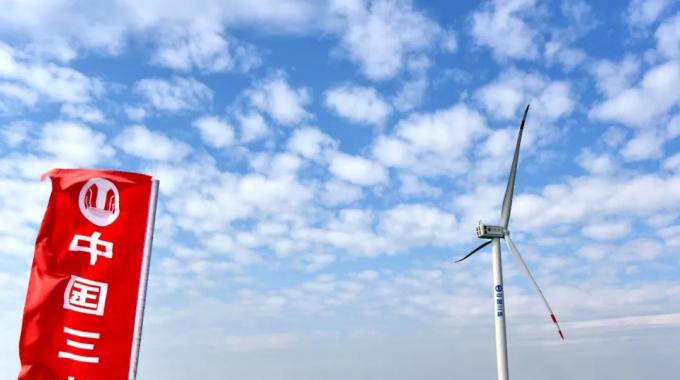 最明顯的趨勢，是風力機的進一步大型化?，F(xiàn)今葉片制造技術(shù)以及傳動系統(tǒng)性能的持續(xù)改善，使得風力機可以使用更大型的葉片，相應(yīng)地提高了單機容量。目前主流海上風力機的單機容量已經(jīng)達到6兆瓦，風輪直徑達150米。運用更大型的機組，能夠通 過提高可靠性以及在同功率情況下縮減基礎(chǔ)制造與吊裝成本，來獲得更好的經(jīng)濟性。預計到本世紀20年代，單機容量為10兆瓦的海上風力機將會投入商業(yè)化應(yīng)用，而到30年代，單機容量為15兆瓦的機組將能夠面市。