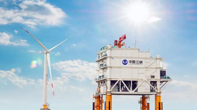 目前，即使是建設(shè)中的距岸45千米的江蘇大豐海上風電場，仍然計劃使用連接簡單、成本較低的高壓交流電向陸上供電。但隨著大規(guī)模深遠海風電的開發(fā)，交流輸電便會受到輸送距離的限制，直流輸電將成為海上風電遠距離送出的發(fā)展方向，特別是可自動調(diào)整電壓、頻率、功率的柔性高壓直流（VSC-HVDC）將具備經(jīng)濟優(yōu)勢。