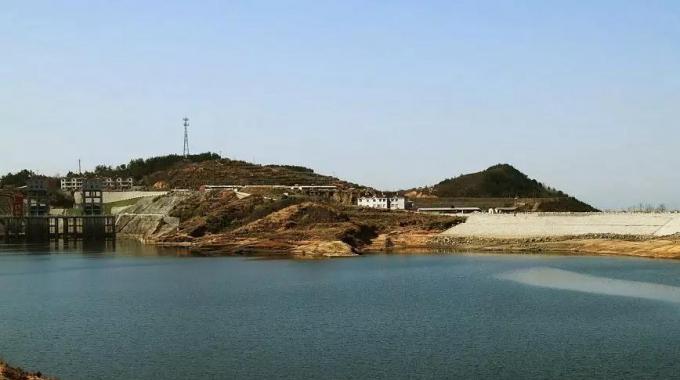 湖北白蓮河抽水蓄能電站（建成）  湖北白蓮河抽水蓄能電站位于黃岡市羅田縣，它擔(dān)負(fù)著調(diào)峰、填谷、調(diào)頻、調(diào)相和事故備用等任務(wù)，對湖北乃至華中電網(wǎng)安全、經(jīng)濟(jì)、穩(wěn)定有巨大作用。