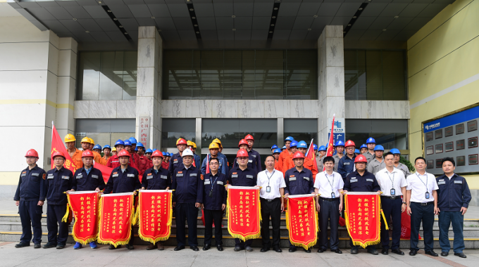 　　答謝儀式上，紀(jì)委書記李維享代表欽州供電局黨委、局領(lǐng)導(dǎo)班子感謝桂林供電局在山竹臺風(fēng)搶修復(fù)電中給予的大力支援。李維享指出，在應(yīng)對臺風(fēng)山竹保障欽州電網(wǎng)安全穩(wěn)定運(yùn)行的關(guān)鍵時(shí)期，桂林供電局嚴(yán)格按照公司應(yīng)急指揮中心統(tǒng)一部署和安排，火速支援欽州供電網(wǎng)區(qū)抗災(zāi)搶險(xiǎn)保電。