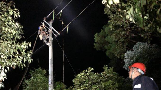     組織1275人次對欽州網(wǎng)區(qū)20個變電站、26條輸電線路、129條配電線路交叉跨越點安全隱患進行全面排查，梳理轄區(qū)設(shè)電安全隱患整改清單，以“清單式”管理模式，走訪轄區(qū)鎮(zhèn)政府，由政府協(xié)助解決了欽北區(qū)、欽南區(qū)34處樹障隱患難題。