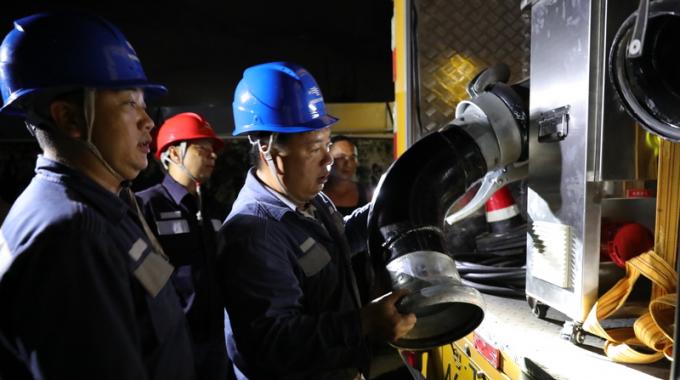 電力應急排澇車兼具發(fā)電和排澇的功能，不需依賴外接電源，在應急搶修過程中使用十分方便。只要將一端的水管插入積水，另一端接入河道，啟動電機便可迅速排水。這臺大功率排澇車的特點是吸力大、吸程高，最大吸水深度可達20左右，每分鐘的抽水量大1000升，若水深在10米以內，每分鐘的吸水量可到1800升至2000升。