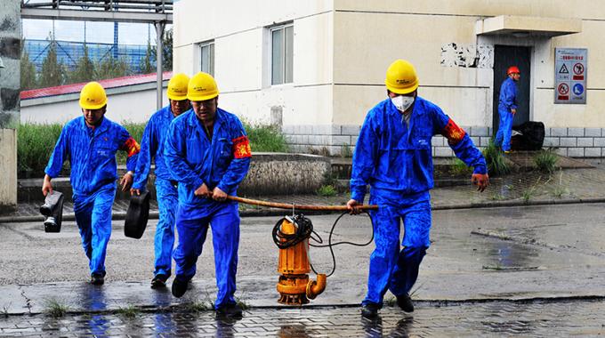 演練隨著應(yīng)急總指揮一聲令下正式開(kāi)始。只見(jiàn)各應(yīng)急小組迅速動(dòng)作，密切配合，立即展開(kāi)現(xiàn)場(chǎng)防洪排水、急救傷員等一系列應(yīng)急預(yù)案措施；