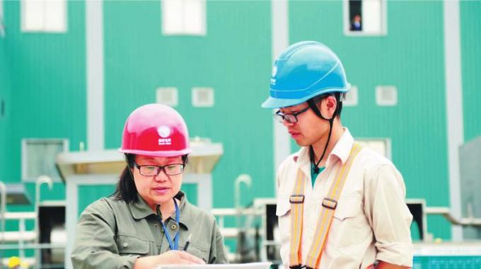  　　堅(jiān)守者：陳文強(qiáng)  　　堅(jiān)守崗位：直流檢修員  　　堅(jiān)守年限：5年  　　國慶假期將近，浙江電力檢修公司的陳文強(qiáng)站在±800千伏紹興換流站換流變廣場。這里正在進(jìn)行2018年年度檢修。