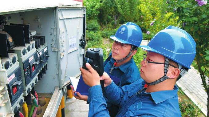  　　堅(jiān)守者：王海林、張鑫  　　堅(jiān)守崗位：營業(yè)配電員  　　堅(jiān)守年限：7年  　　國慶來臨，山東淄博供電公司石橋供電所的王海林和張鑫像往常一樣，整理巡線用的裝備，戴好安全帽、掛上望遠(yuǎn)鏡，一天的設(shè)備巡視工作就這樣開始了。