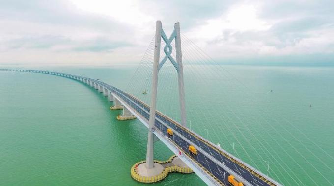 三地能源互補(bǔ) 協(xié)同發(fā)展,2017年，廣東GDP總量達(dá)8.99萬億元，但近80%都集中在珠三角地區(qū)。而在珠三角內(nèi)部，也存在著嚴(yán)重的發(fā)展不均衡。同為經(jīng)濟(jì)特區(qū)的深圳和珠海，分列珠江東岸和西岸，但經(jīng)濟(jì)、能源活躍度卻明顯是“東岸壓倒西岸”。