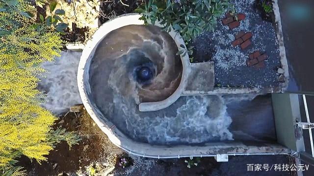 小型發(fā)電機(jī)，放到河里就有免費(fèi)的電，一天產(chǎn)的電夠60戶人家用