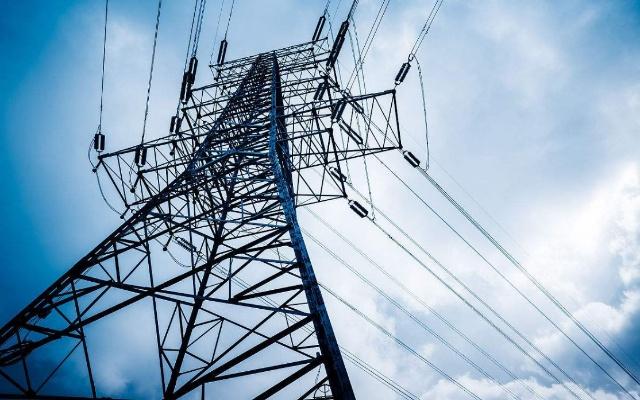 為什么高壓電線沒有絕緣外皮，雨天也不會出現電力故障呢？