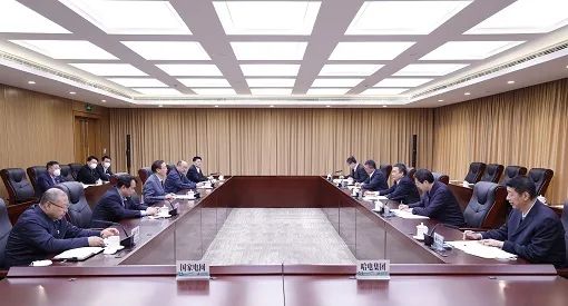 國網(wǎng)董事長辛保安與哈電集團(tuán)董事長曹志安會談